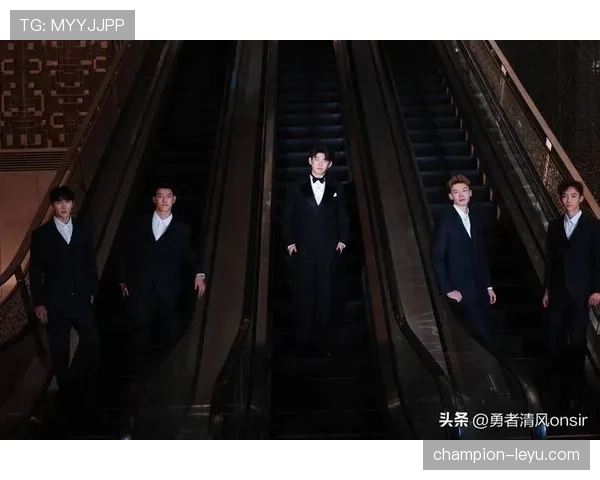 冯彦哲连打卡都像在拍电影，普通上班族这节奏根本跟不上！